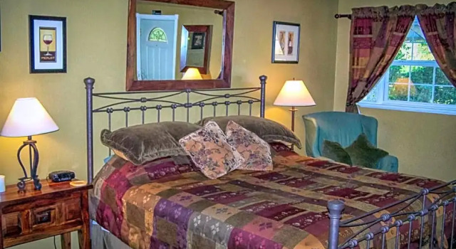 Двухместный номер Standard с видом на озеро Holiday Lodge on Canyon Lake