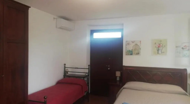 VILLA GIULIANA stanze con bagno interno in Villa a 350 mt spiaggia libera Lido delle Sirene, Prenota Villa Hotel a Lazio con parcheggio, Parcheggio