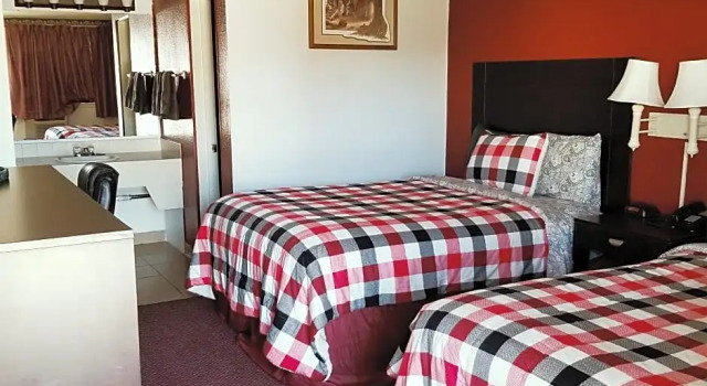 Шестиместный номер Standard Coratel Inn & Suites by Jasper Hutchinson