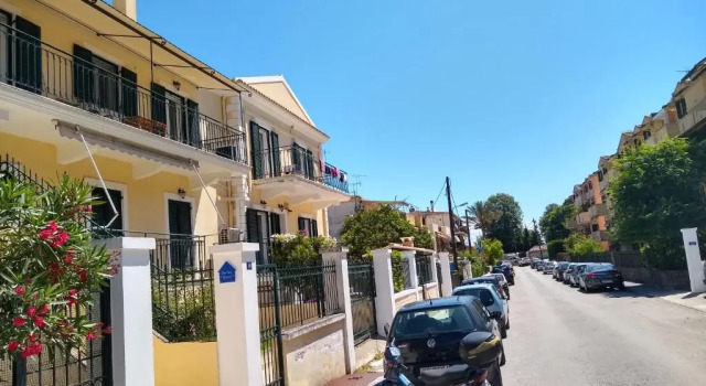 Апартаменты The Bluehouse - Spacious top floor flat with parking, by Mon Repos beach