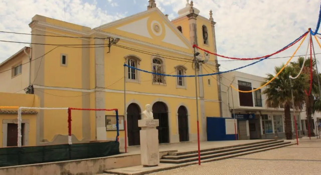 Pássaro do Fogo, Rezervovat Hotel Trafaria Lisabon