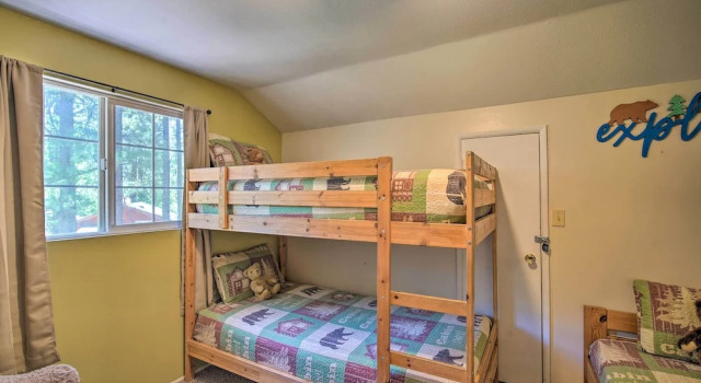 Коттедж с 2 комнатами с балконом Near Skiing & Swimming: Big Bear Gem w/ Game Room