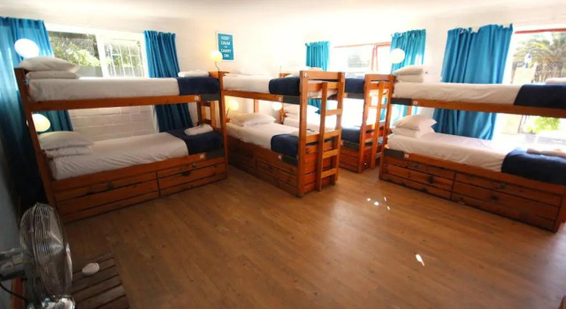 Кровать в общем номере Saltycrax Backpackers and Surf Hostel