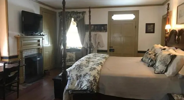 Двухместный номер Deluxe с балконом Fallen Tree Farm Bed and Breakfast