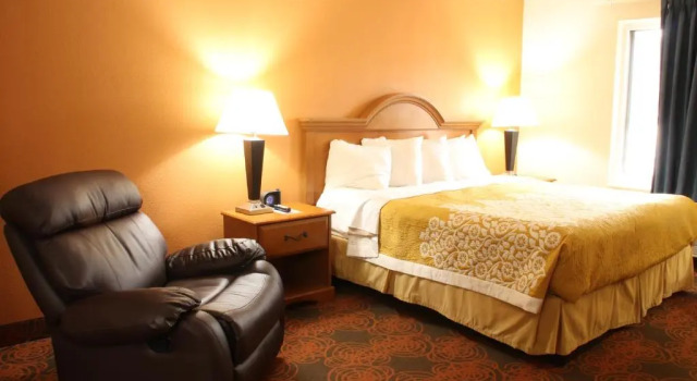 Номер Standard Days Inn by Wyndham Black River Falls - Access to ATV Trail