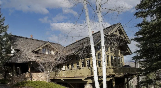 349 Holden Rd. 5 Bedroom Home by RedAwning