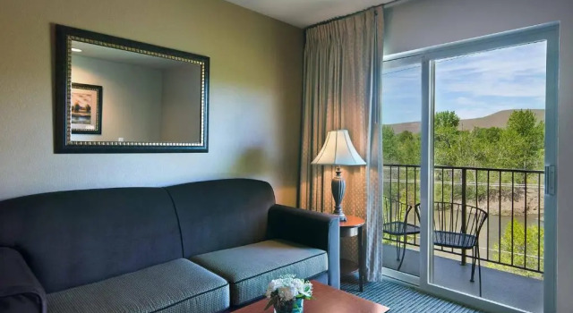 Четырёхместный люкс с видом на реку Oxford Suites Yakima