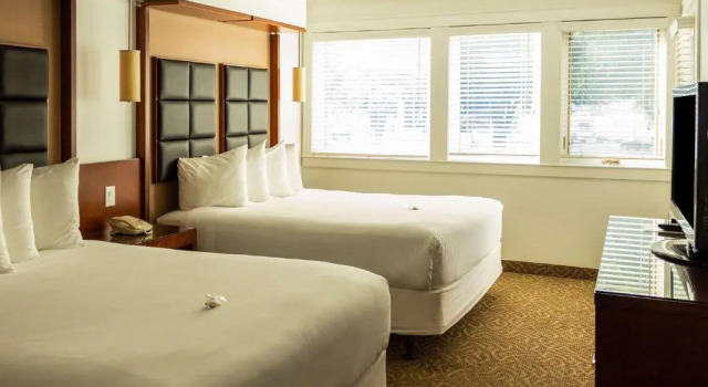 Четырёхместный номер Superior Coast Penticton Hotel