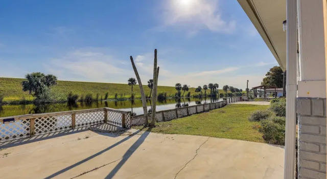 Sun-soaked Okeechobee Retreat w/ Canal Views!, 预订 度假屋 奥基乔比 Southwest Florida