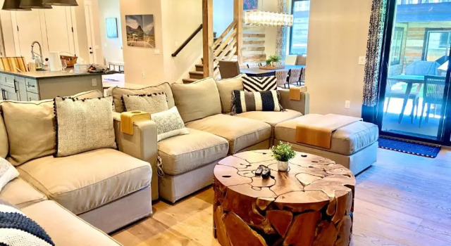 Premium 4BR/3.5B modern home near beach, skiing and downtown. Ping pong + bikes.