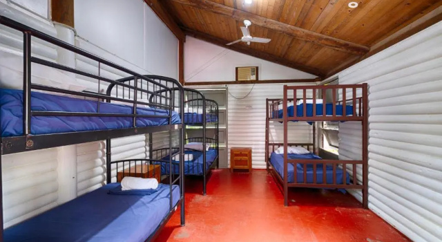 Кровать в общем номере PKs Jungle Village