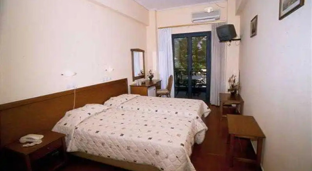 Bakos, Rezerwuj Hotel Hotele w Corinthia z basenem, Basen