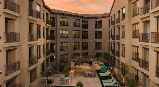 Rooftop Pool-Walk 2 shops-Dining-C4404, Забронировать Апартаменты/квартира Скотсдейл Phoenix Metropolitan Area, рядом с Scottsdale Gun Club