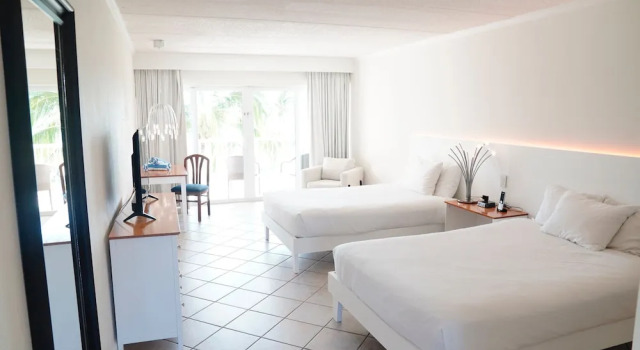 Четырёхместный номер Standard с балконом и с красивым видом из окна Abaco Beach Resort and Boat Harbour Marina