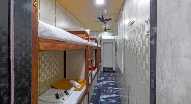 Кровать в общем номере Capital Guest House
