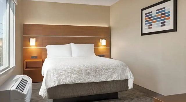 Двухместный люкс с 2 комнатами Holiday Inn Express Hotel & Suites Anniston/Oxford by IHG