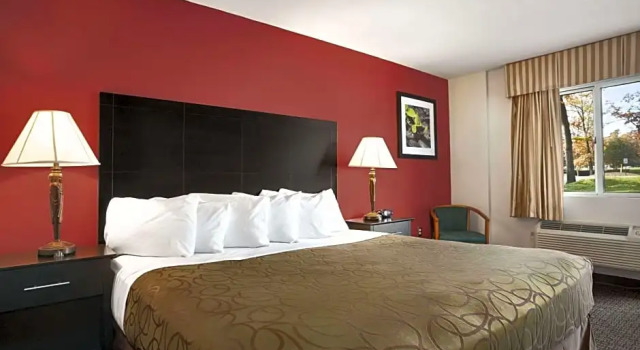 Номер Deluxe Travelodge by Wyndham Traverse City MI