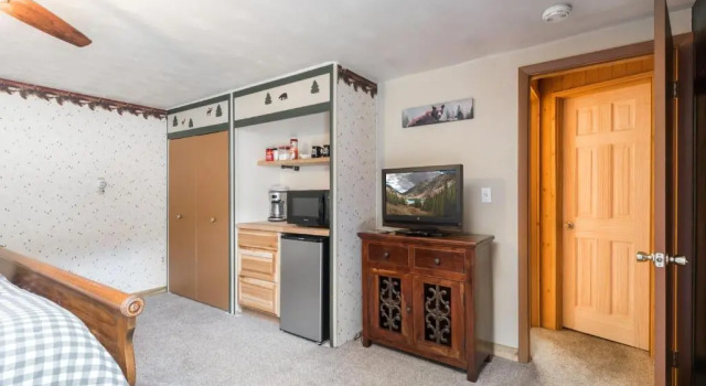 Люкс 4 Seasons Inn on Fall River