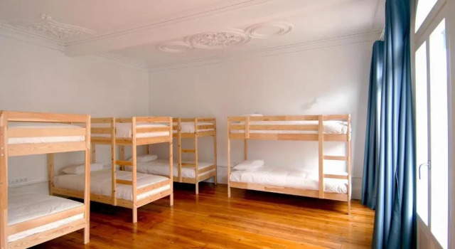 Кровать в общем номере с балконом So Cool Hostel Porto