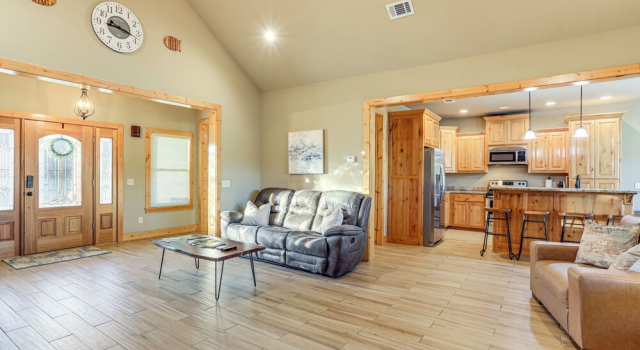 Fish the White River! Sleek Family Home in Flippin, Varaa Lomakoti  