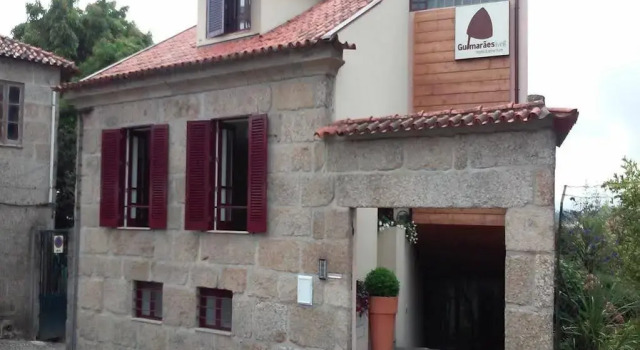 GuimaraesLiving - Hostel & Adventure, Забронировать Хостел Гимарайнш Минхо, рядом с Salado Memorial