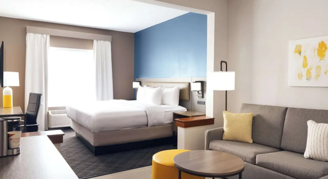 Двухместный номер Standard с балконом и с видом на бассейн Comfort Suites Milwaukee Airport