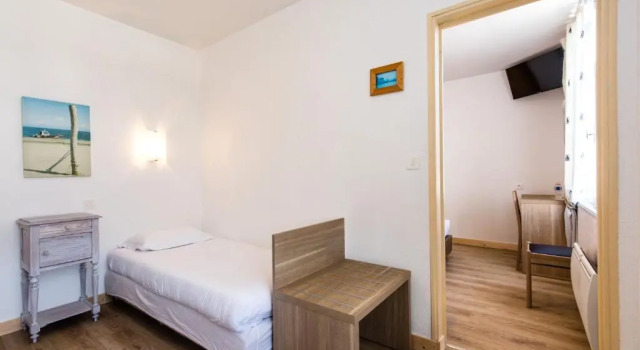 Трёхместный номер Standard Logis Hôtel Le Relais Marine