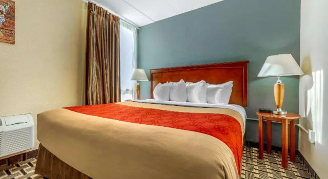 Четырёхместный номер Standard с балконом Econo Lodge Inn & Suites Brookings