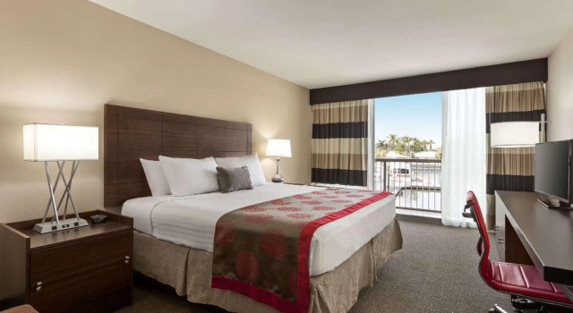 Двухместный номер Standard с балконом и с видом на воду Ramada by Wyndham Sarasota Waterfront