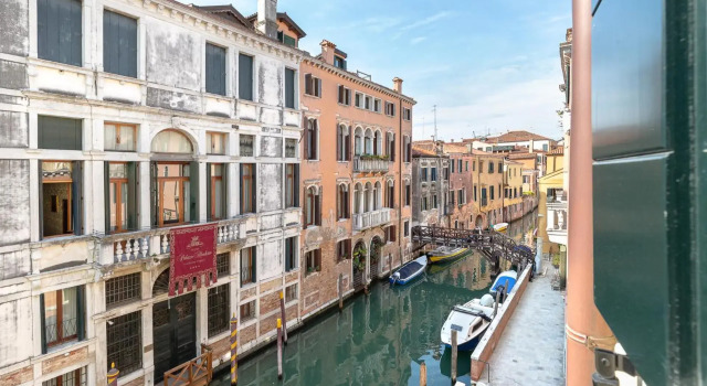 Ca Cappello Venice Apartment 1 with Canal View, Забронировать Апартаменты/квартира Каннареджо Венеция, рядом с Accademia Bridge
