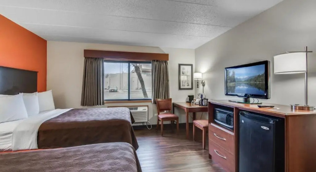 Четырёхместный номер Standard AmericInn by Wyndham Coon Rapids