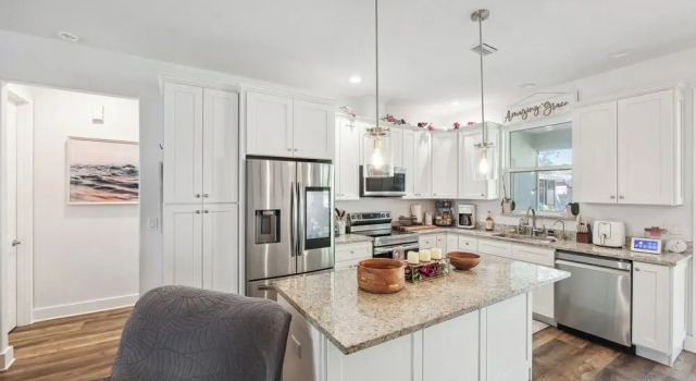 Sleek Home w/ Hot Tub, Koi Pond & Yard in Seminole, Book Feriehus Hoteller i Seminole med parkering, Parkering