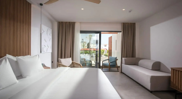Полулюкс Deluxe Noble Hotel & Suites