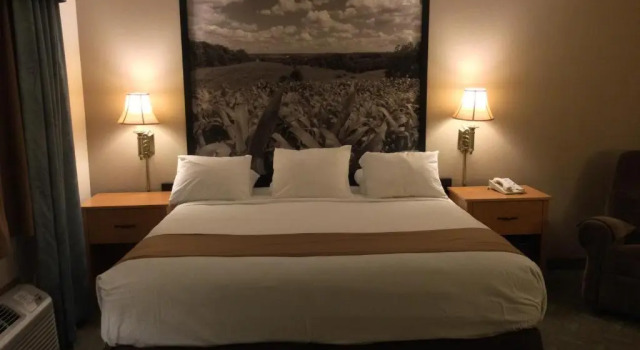 Suite Super 8 by Wyndham Monroe WI