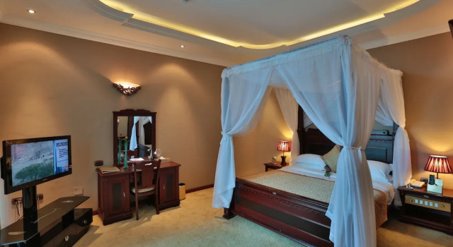 Номер Royal с балконом Friendship International Hotel