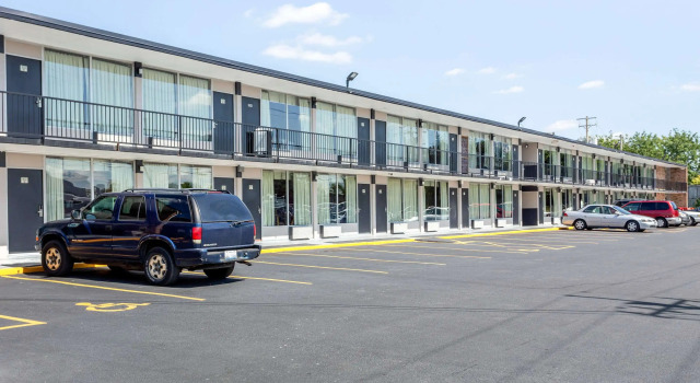 Econo Lodge Shorewood