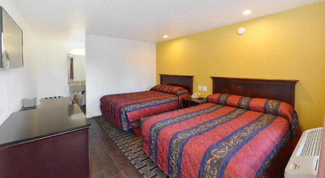 Четырёхместный номер Standard Budget Inn by 101 Bus from Downtown