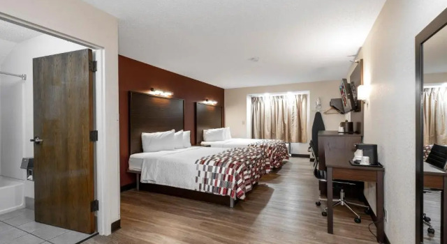 Четырёхместный номер Superior Red Roof Inn Springfield, MO