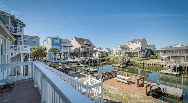 Коттедж с 3 комнатами с балконом Holden Beach Home on Intracoastal Waterway Canal!