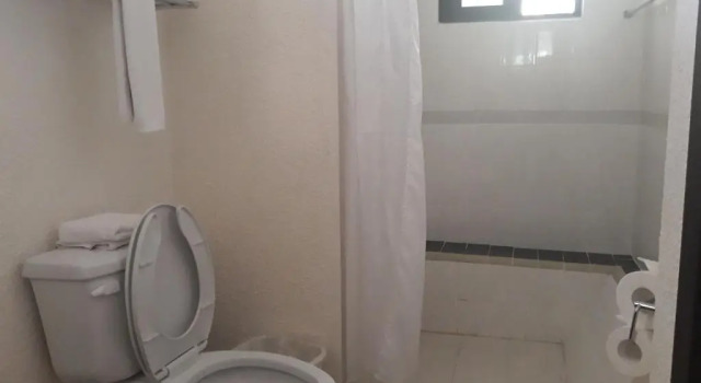 Кровать в общем номере Casa Janaab Palenque