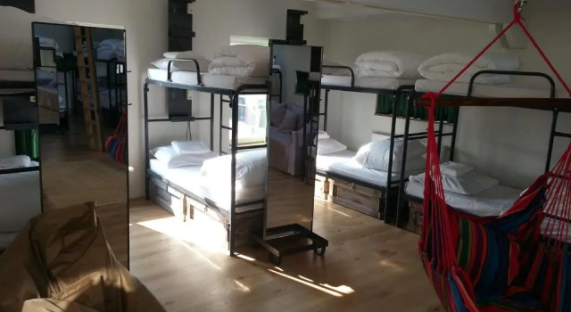 Кровать в общем номере King Kong Hostel