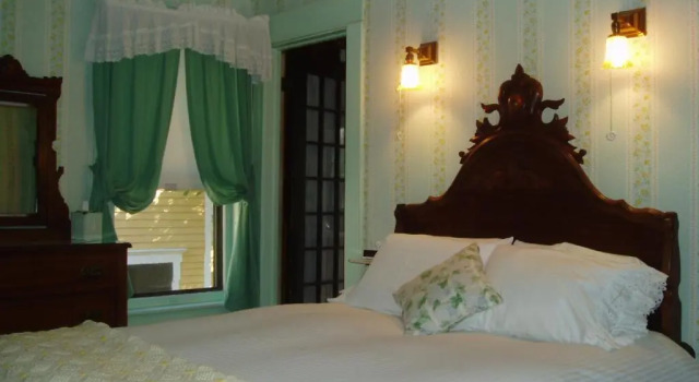 Rosewood Inn, Забронировать Отель Корнинг штат Нью-Йорк, рядом с Rockwell Museum of Western Art