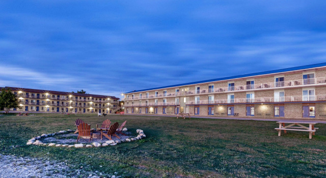 Days Inn & Suites by Wyndham St. Ignace Lakefront