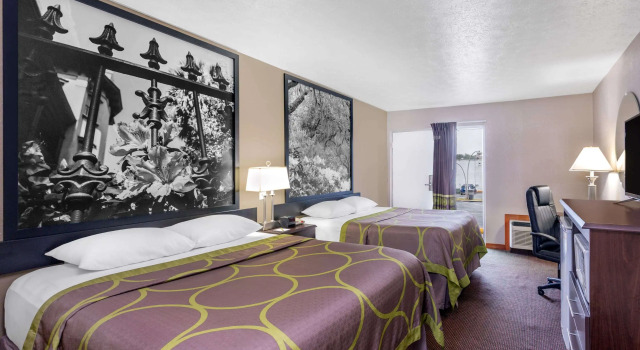 Super 8 by Wyndham Locust Grove, Book Hotel Hoteller i Locust Grove med parkering, Parkering