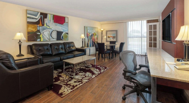 Двухместный люкс c 1 комнатой Wyndham Riverfront Hotel