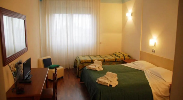 Четырёхместный номер Standard Hotel Golden