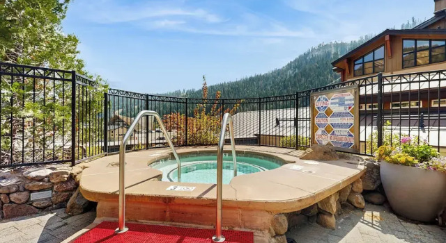Апартаменты Ski-in/ski-out Condo w/ Views in Olympic Valley
