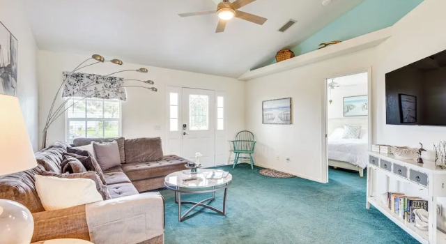 Lakefront Venice Home: 4 Mi to Manasota Key Beach!