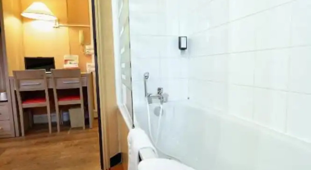 Трёхместный номер Standard Logis Hôtel Restaurant Du Lion Dargent Et Des Tanneries