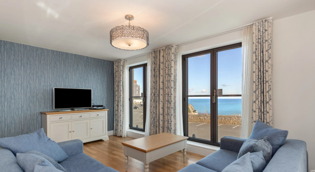Apartment 8 Waterstone House - Luxury Apartment Sea Views Pet Friendly, Забронировать Апартаменты/квартира Отели Тенби с парковкой, рядом с Castle Hill, Парковка